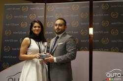 Alen Sadeh, de Honda Canada, reçoit le prix de la Voiture sous-compacte de l’année 2018 (Honda Fit)