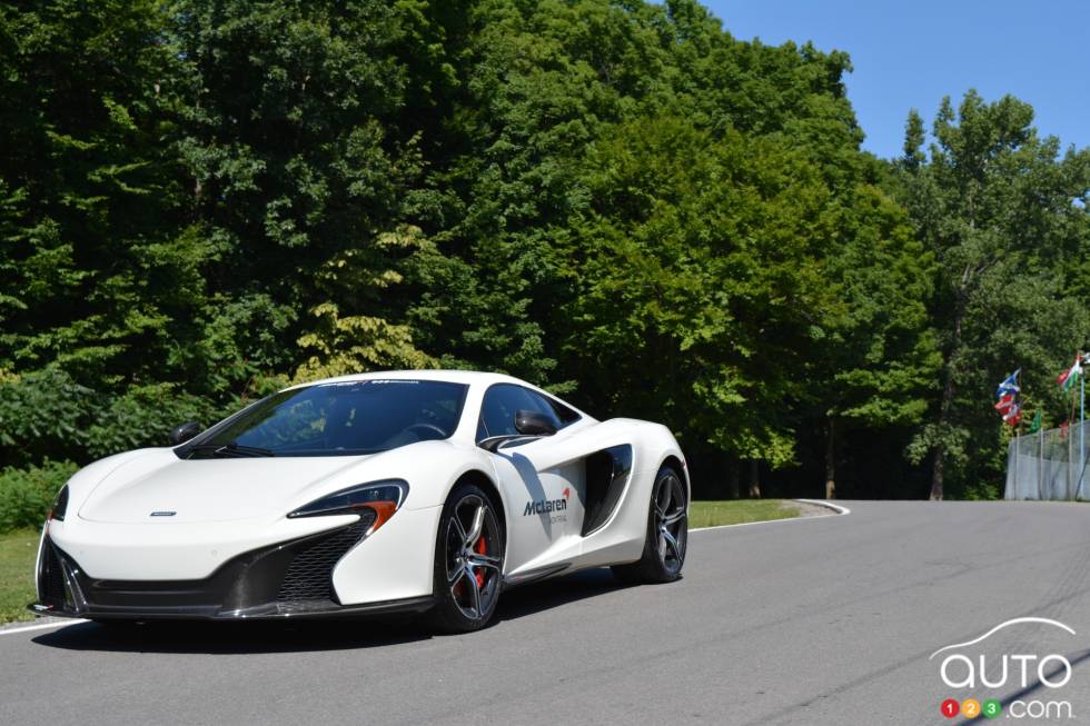Vue 3/4 avant de la McLaren 650S 2015