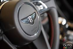 Détail volant de la Bentley Bentayga 2017
