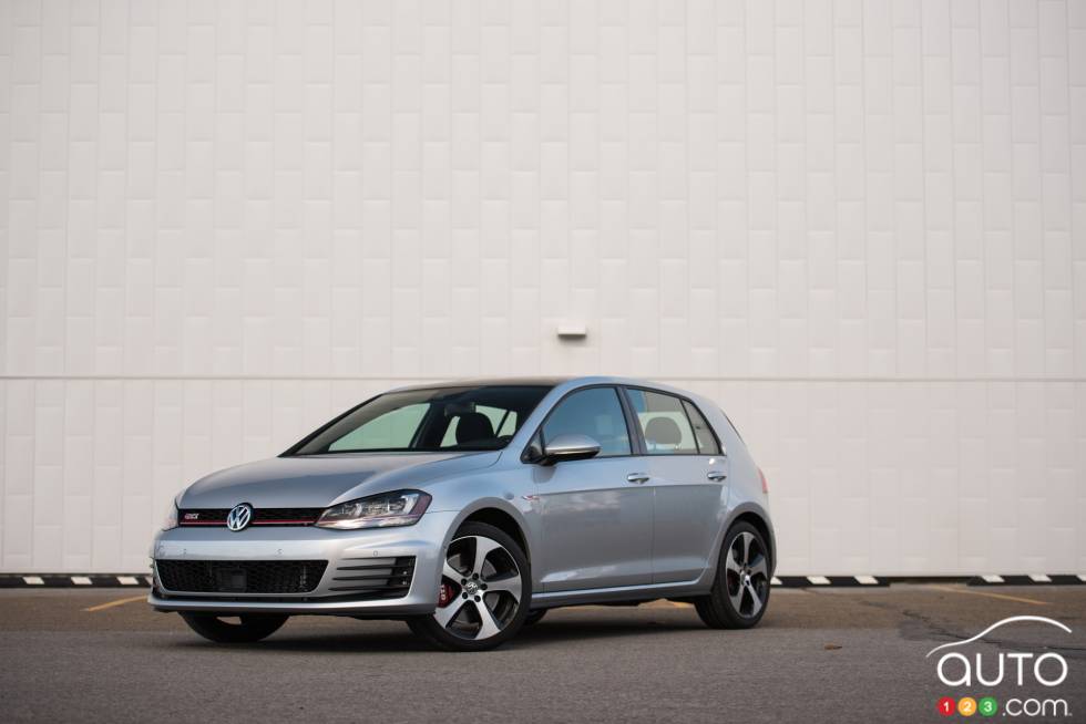 Vue 3/4 avant de la Volkswagen Golf GTI 2016