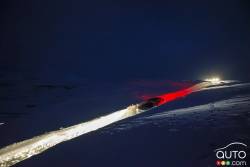 traces lumineuses des véhicules navigant à travers la neige