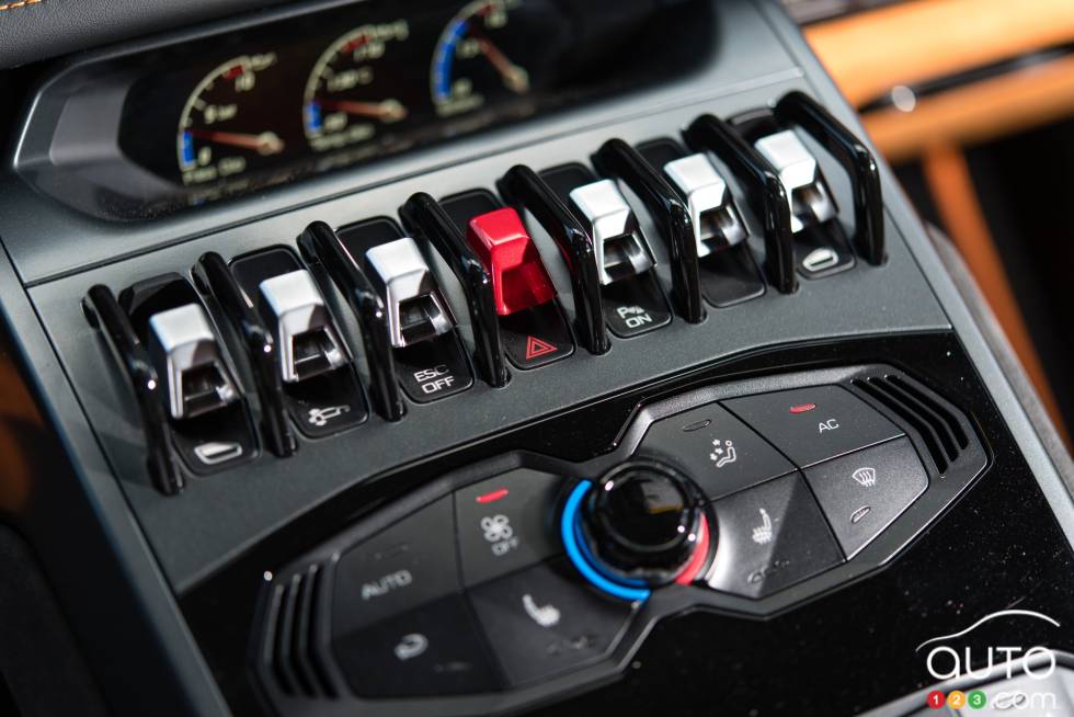 2015 Lamborghini Huracan climate controls