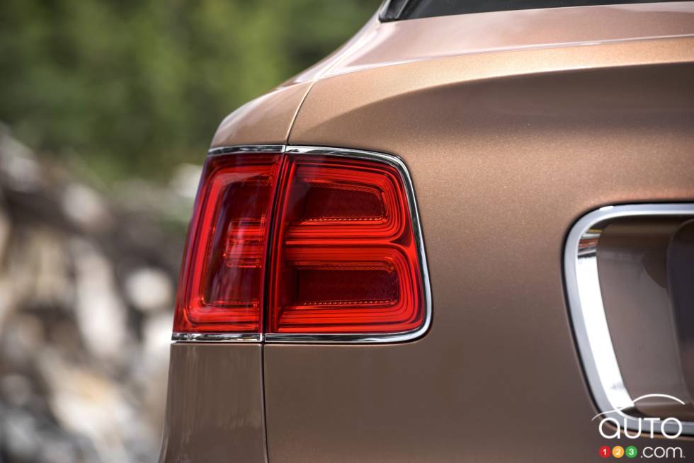 2016 Bentley Bentayga tail light