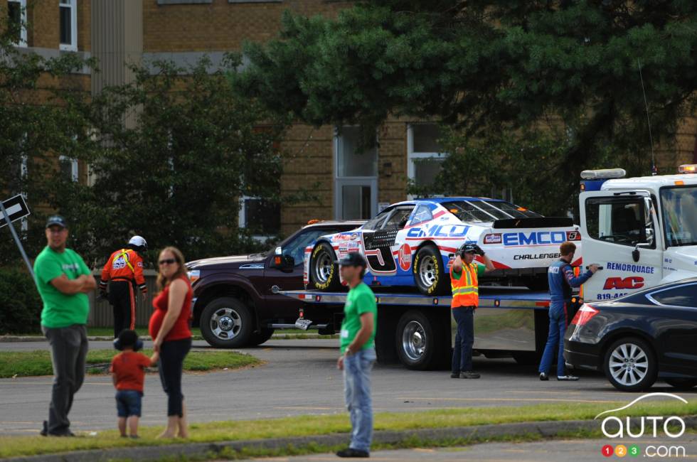 La voiture de Noel Dowler, EMCO/Praxair/Safety Kleen Dodge sur une remorqueuse lors de la séance de qualification