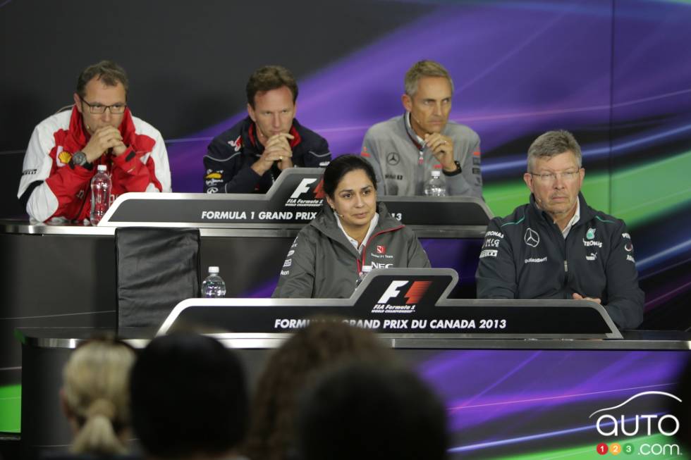 Conférence de presse de la FIA (de l'arrière à gauche): Stefano Domenicali, Directeur Général Ferrari; Christian Horner, Red Bull Racing Team Principal; Martin Whitmarsh, McLaren Chief Executive Officer; Monisha Kaltenborn, Sauber Team Principal; Ross Brawn, Mercedes AMG F1 Team Principal.