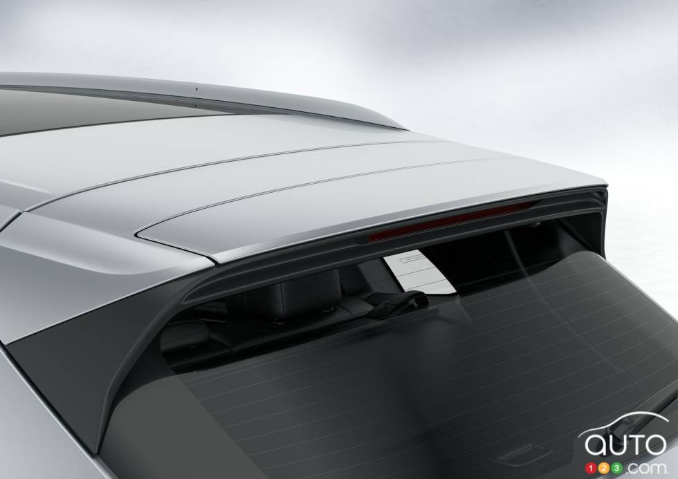 Un becquet mobile placé sur la partie supérieure du hayon se déploie à différents degrés selon la vitesse. 