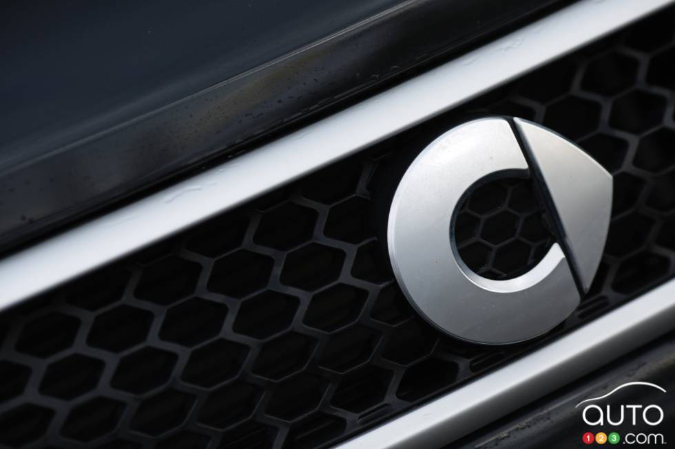 Grille with logo: 2013 smart fortwo coupé passion