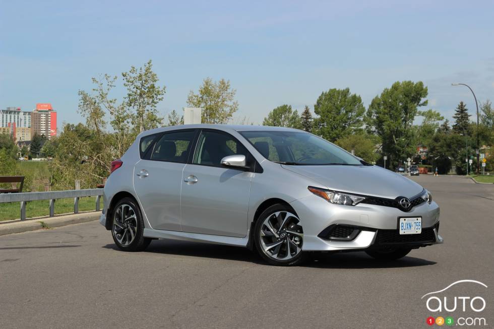 2016 Scion iM front 3/4 view