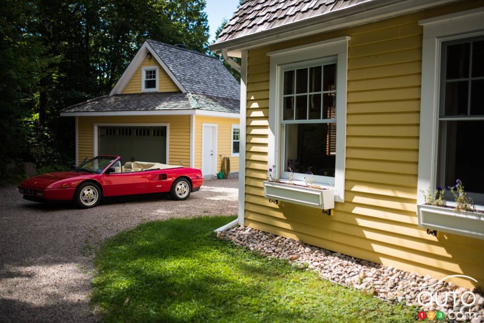 1989 Ferrari Mondial T front 3/4 view