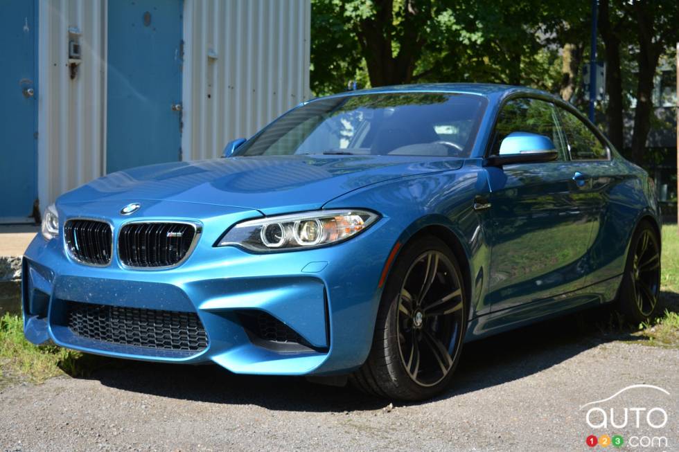 2016 BMW M2 front 3/4 view