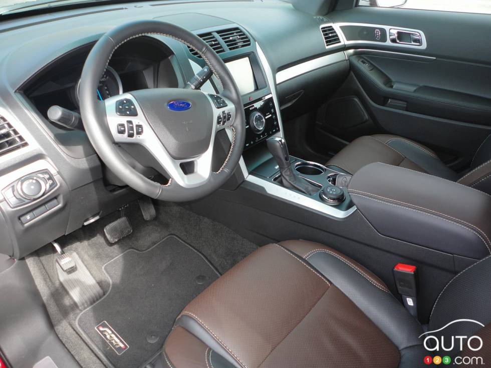 Tableau de bord et sièges avant