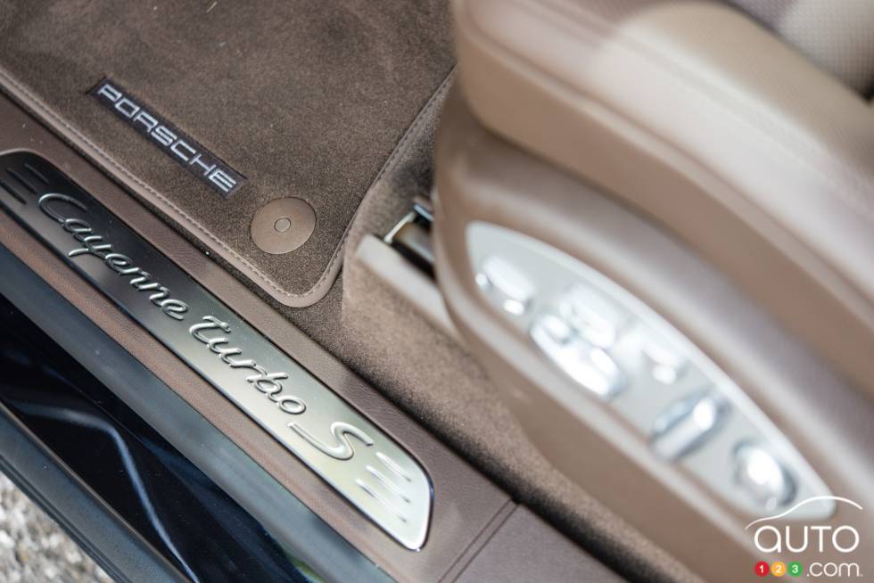 2016 Porsche Cayenne Turbo S door sill