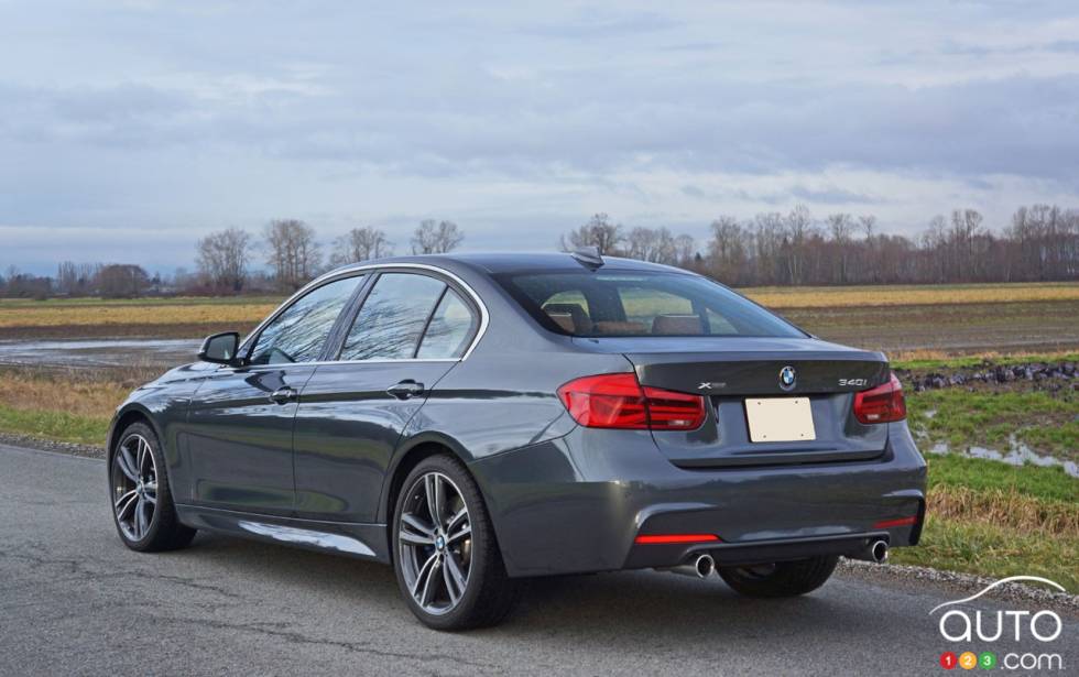 Vue 3/4 arrière de la BMW 340i xDrive 2016