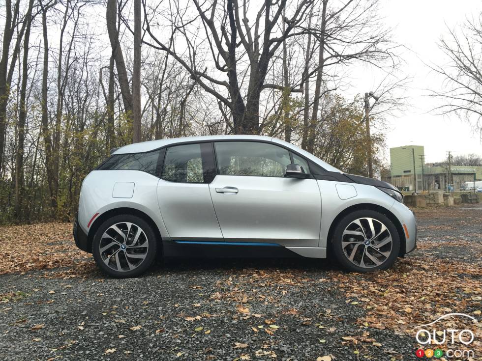Vue de côté de la BMW i3 2016