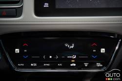 2016 Honda HR-V EX-L Navi climate controls