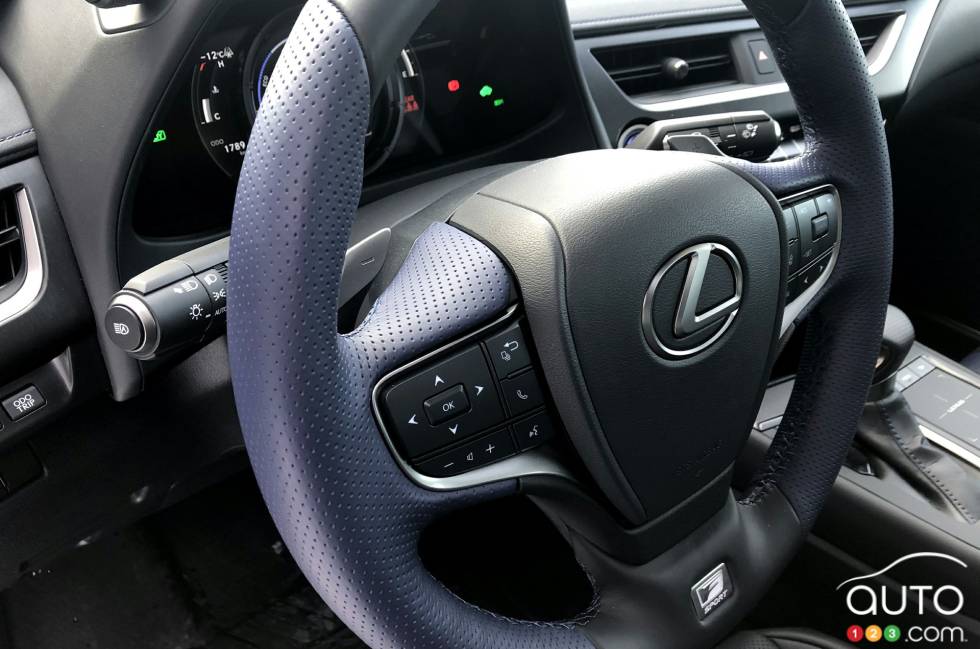 We drive the 2022 Lexus UX 250h