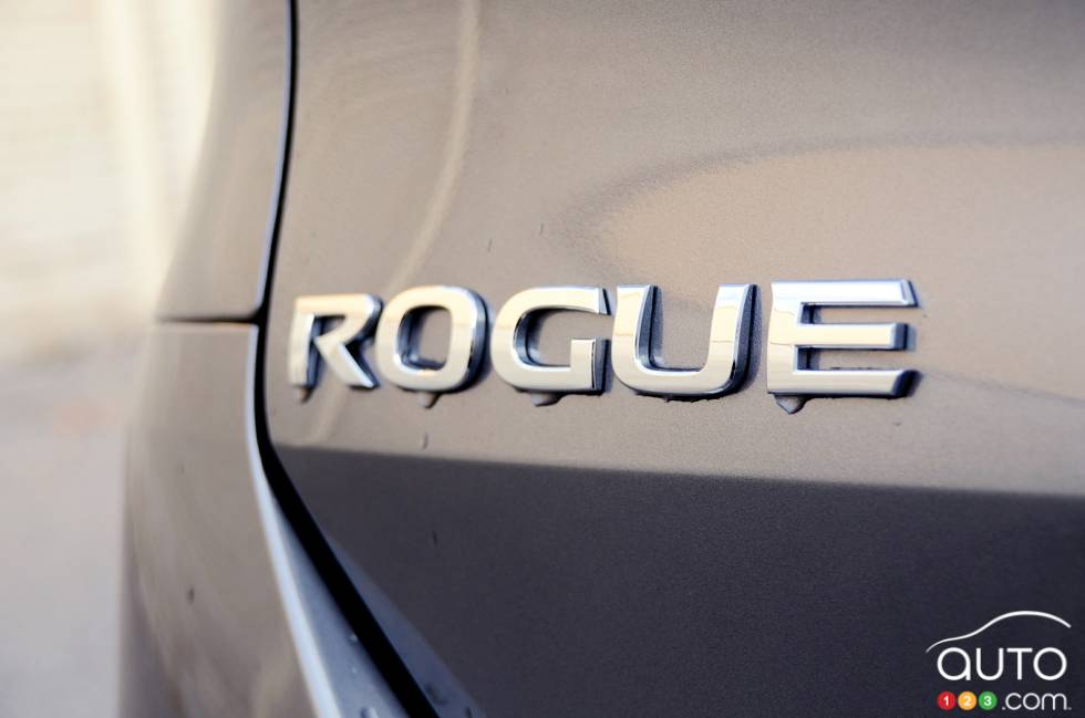 2016 Nissan Rogue SL AWD model badge