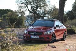 Vue 3/4 avant éloignée avec les roues braquées