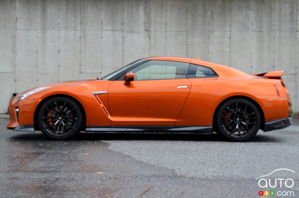 2017 Nissan GT-R side view