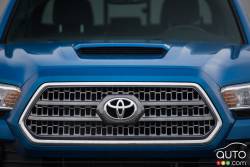 2016 Toyota Tacoma V6 TRD front grille