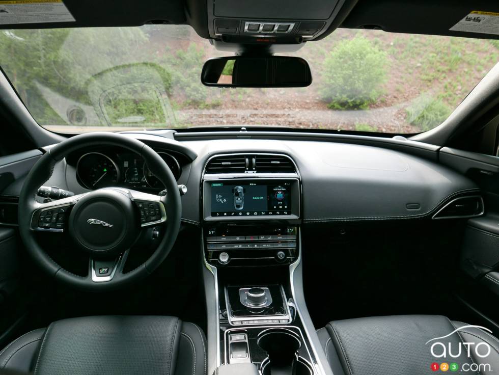Tableau de bord de la Jaguar XE 2017