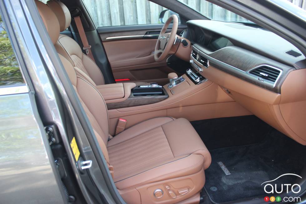 Nous conduisons la Genesis G90 2020