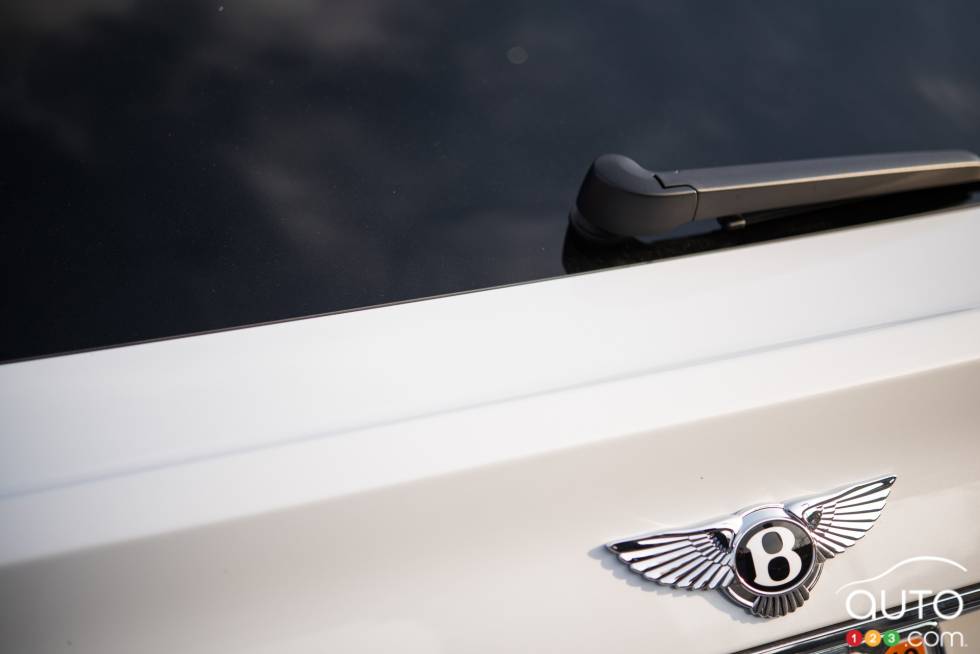 2017 Bentley Bentayga manufacturer badge
