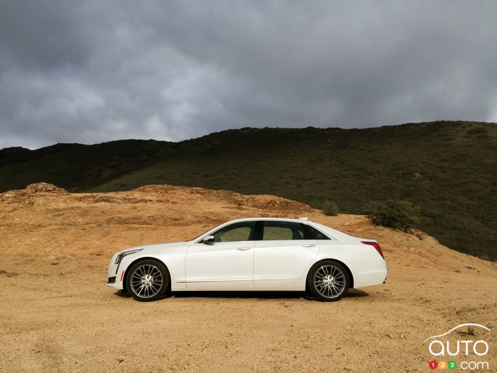 Vue de côté de la Cadillac CT6 2016