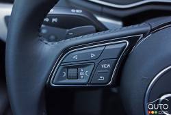 Commande pour le régulateur de vitesse sur le volant de l'Audi A4 TFSI Quattro 2017