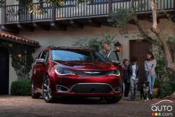 2017 Chrysler Pacifica front 3/4 view