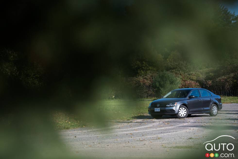 Vue 3/4 avant de la Volkswagen Jetta 1.4 TSI 2016
