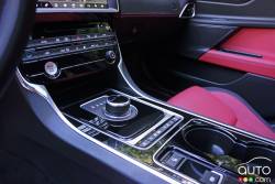 Console centrale de la Jaguar XE 35t AWD R-Sport 2017
