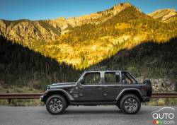 Vue de profil du Jeep Wrangler Sahara 2018