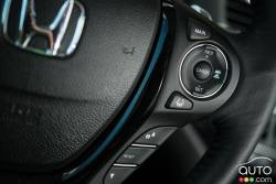 Commande pour le régulateur de vitesse sur le volant du Honda Pilot Touring 2016