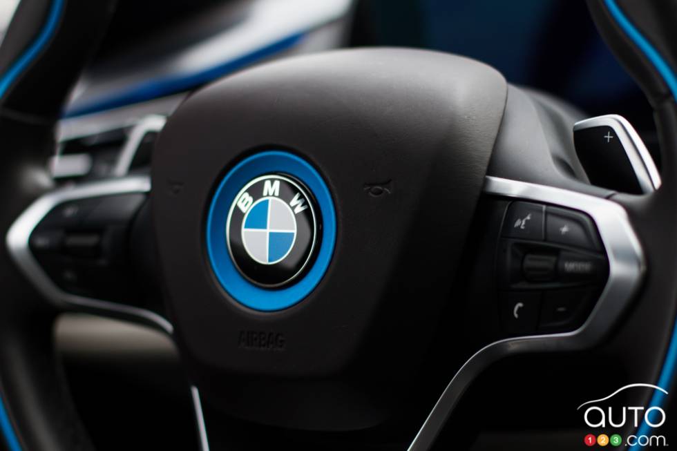 Détail volant de la BMW i8 2016