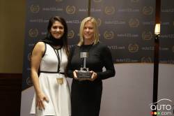 Melanie Testani, de Toyota Canada, reçoit le prix de la Voiture de luxe de l’année 2018 (Lexus LC)