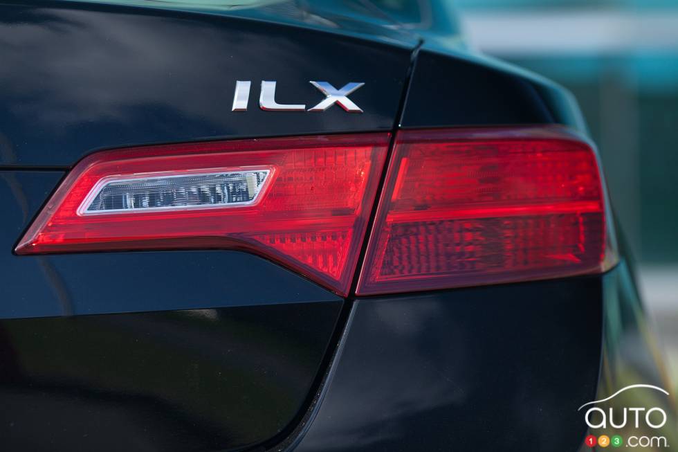 Détails du logo au dessus du feux arrière droit