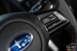 Commande pour le régulateur de vitesse sur le volant de la Subaru WRX STI 2016