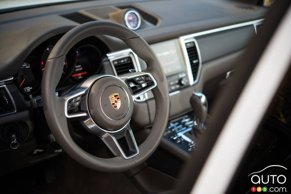 2017 Porsche Macan steering wheel