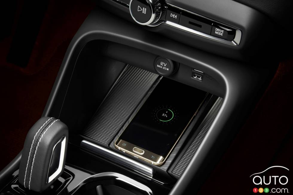 New Volvo XC40 - Wireless phone charging