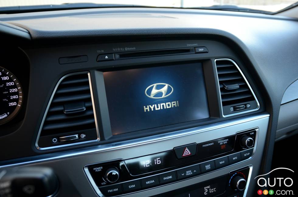 Écran info-divertissement de la Hyundai Sonata PHEV 2016