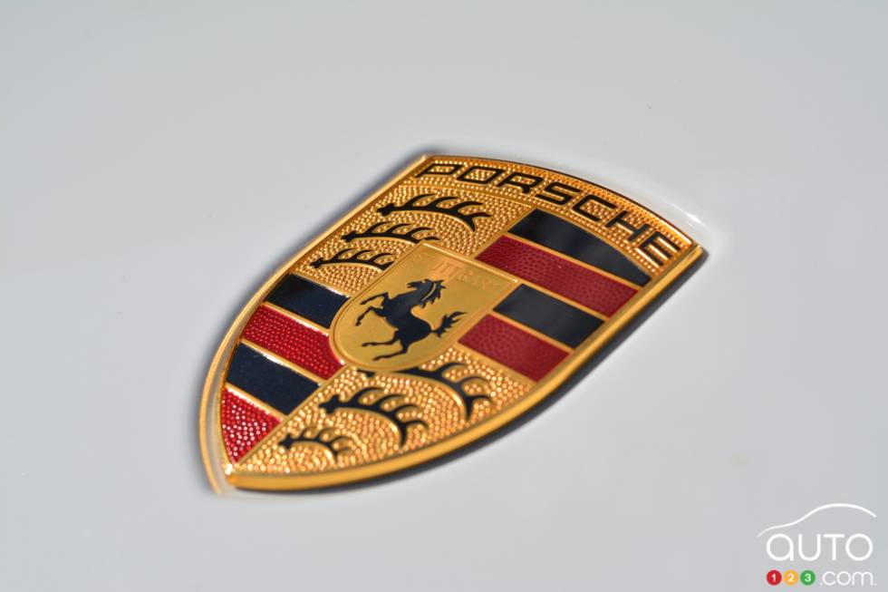 2017 Porsche 911 Carrera S cabriolet manufacturer badge