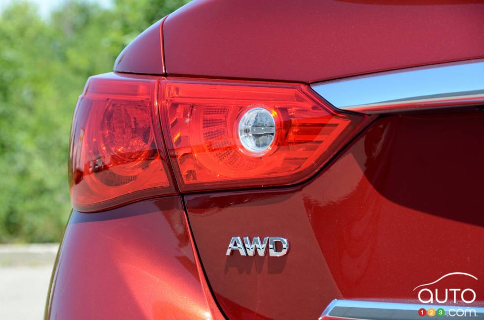 Écusson de la version de l'Infiniti Q50 2.0T 2016