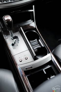 Shifter and cup holders details