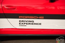 Vue de côté de la Porsche 911 Carrera 4S 2015
