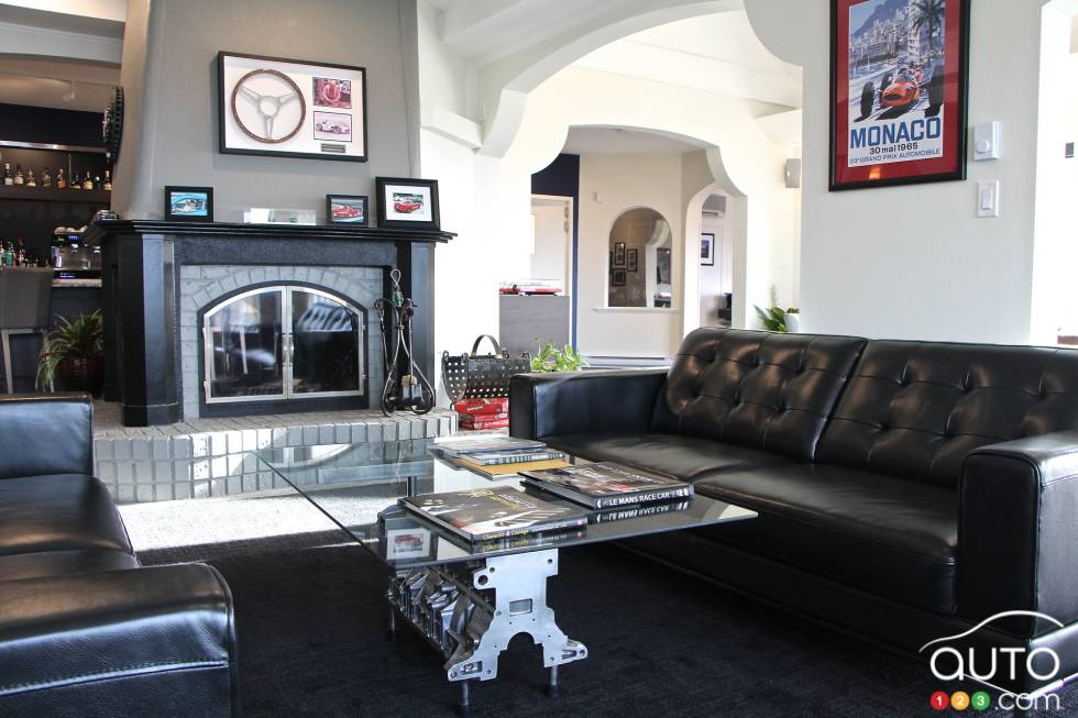 Le Drivers’ Lounge avec un bloc moteur qui sert de base de table.