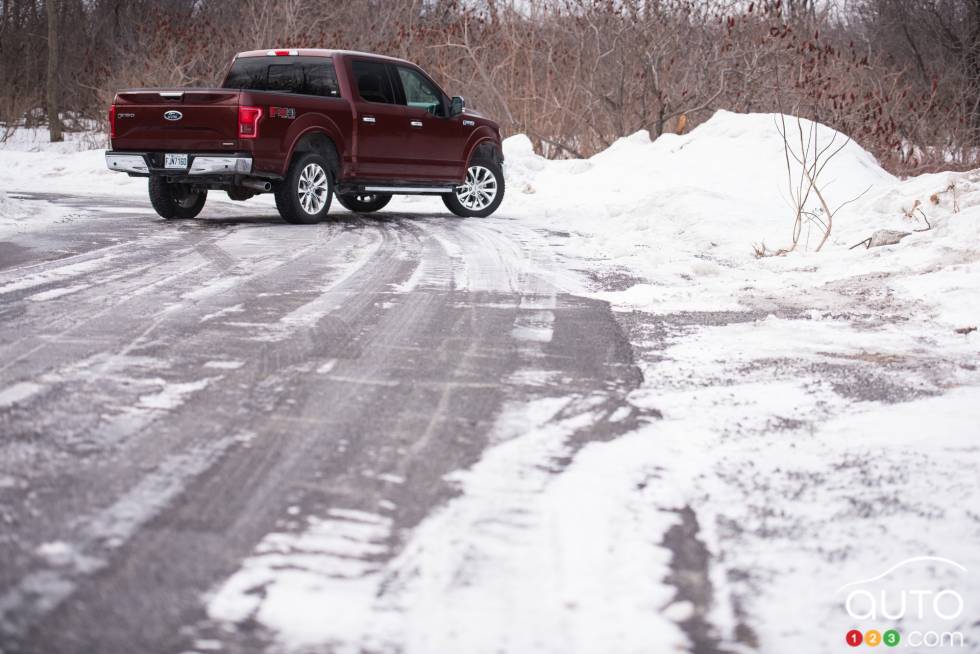 Vue 3/4 arrière du Ford F-150 Lariat FX4 4x4 2016