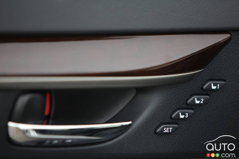 Driver's seat position memory controls