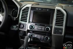 2016 Ford F-150 Lariat FX4 4x4 center console