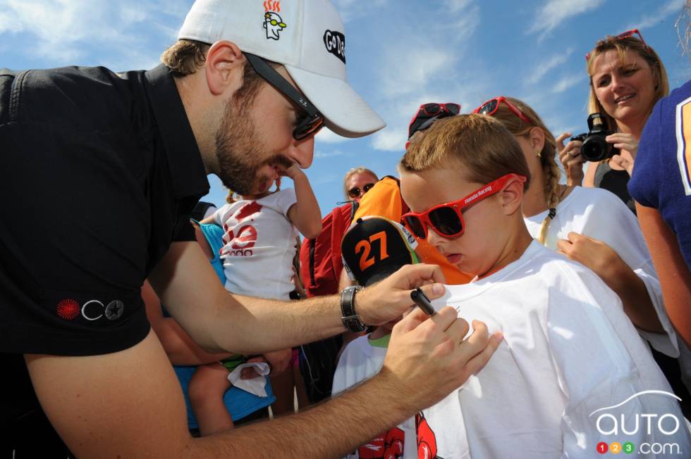 James Hinchcliffe , Andretti Autosport signe des autographes